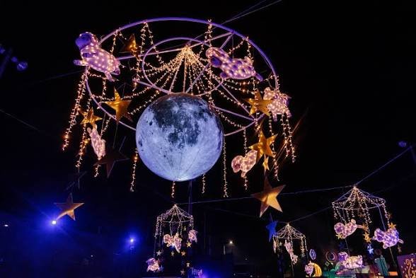 Família se divertindo em uma atração do Fever Days em São Paulo