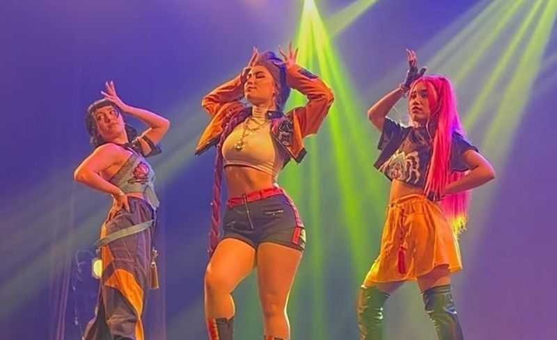 Guerreiras do K-Pop se apresentando no Geek Day em São Paulo