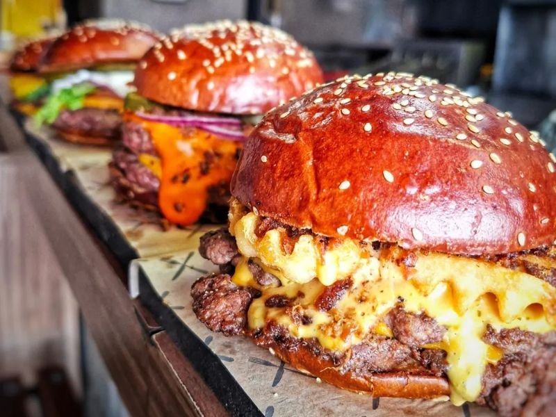 Hamburgueria temática em Santo André com decoração de futebol e lanches em formato de bola