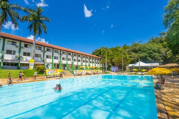 Vista do Itapura Eco Resort em Atibaia com natureza exuberante ao redor