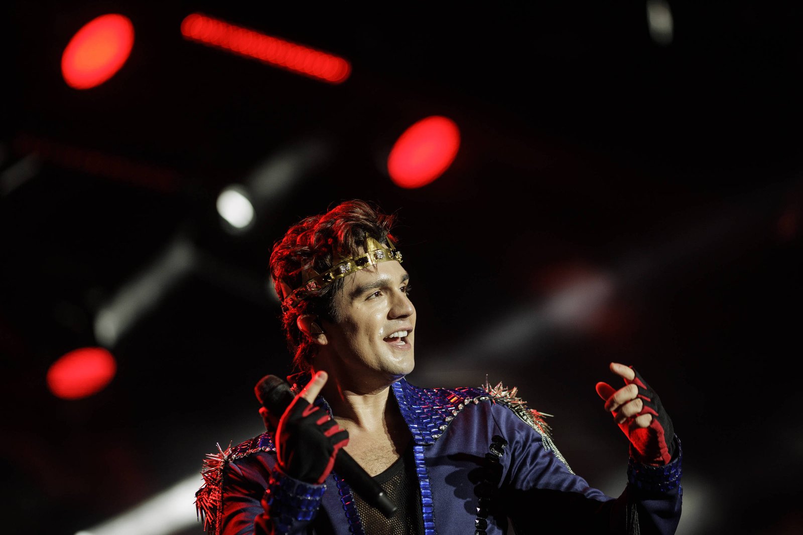 Luan Santana em performance ao vivo durante sua turnê 'Registro Histórico' em São Paulo