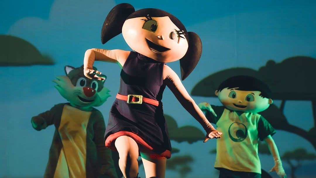 Crianças assistindo a apresentação do Show da Luna no teatro