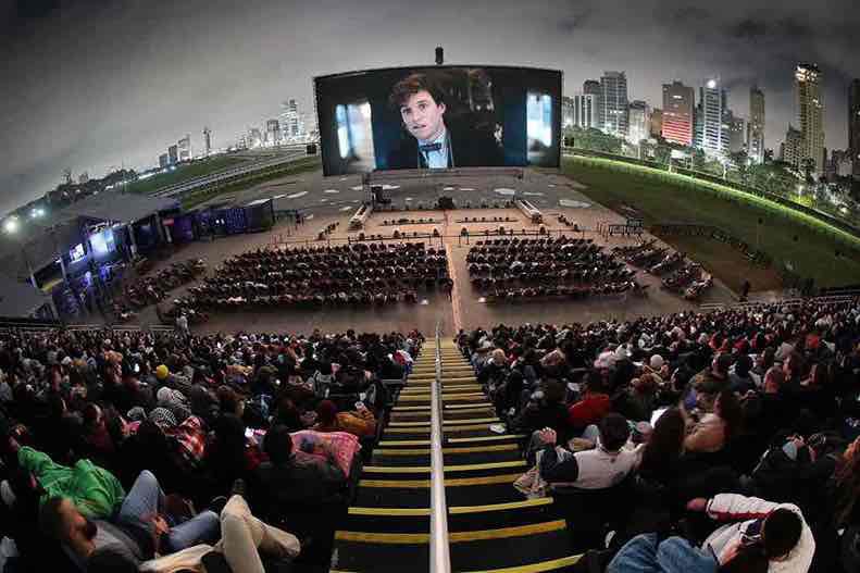 A tela colossal do Open Air Brasil em São Paulo, no Jockey Club, exibindo um filme ao ar livre.