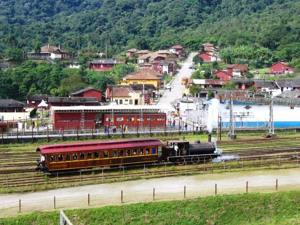 Família aproveitando passeio de trem para Paranapiacaba com paisagens naturais ao fundo