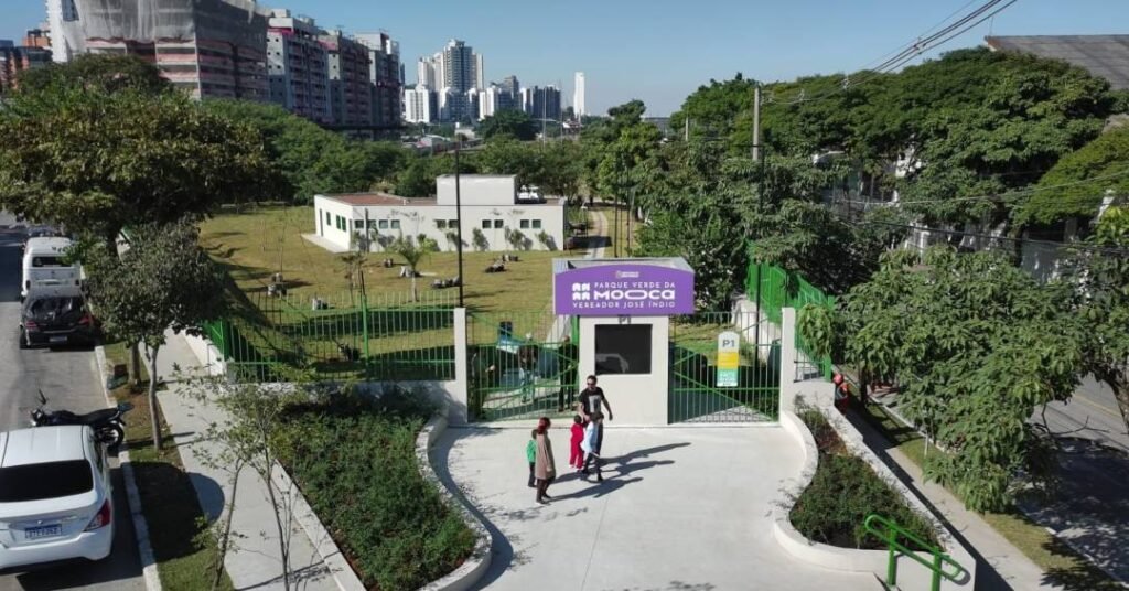 Parque da Mooca com áreas verdes e atrações para lazer, em São Paulo