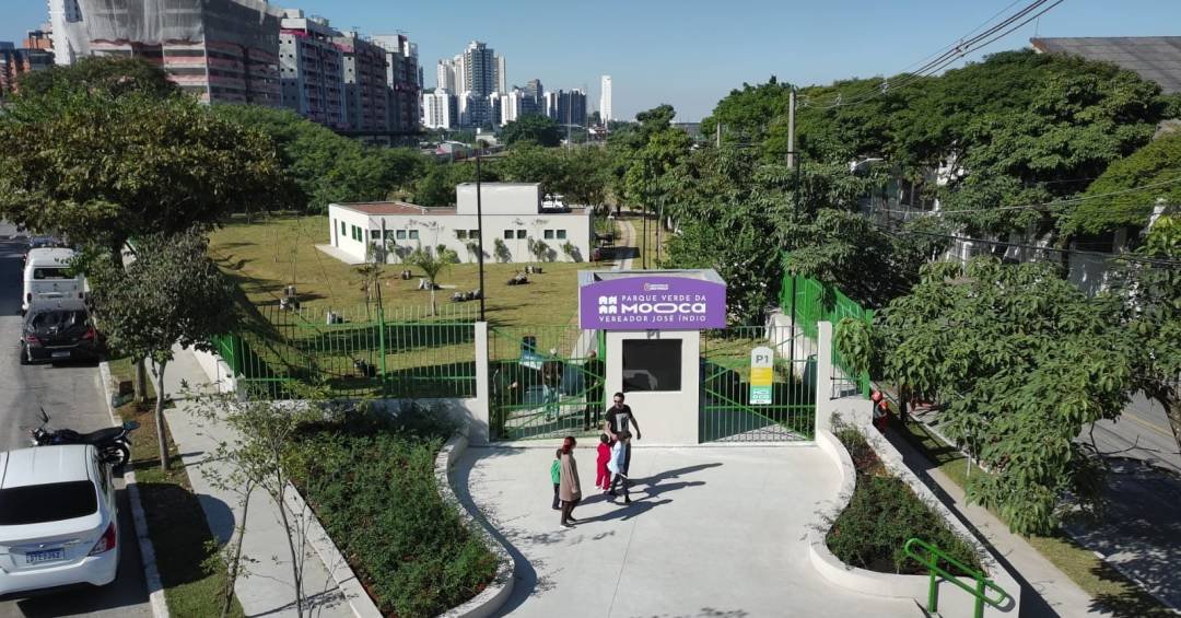 Parque da Mooca com áreas verdes e atrações para lazer, em São Paulo