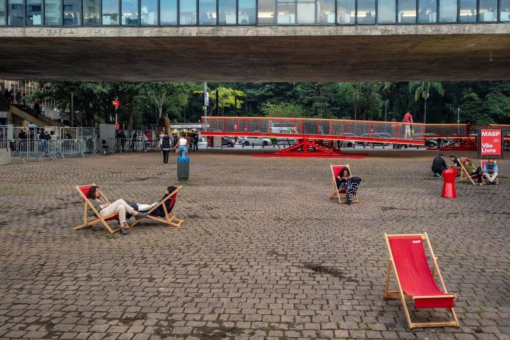 Pessoas desfrutando de atividades culturais no Vão Livre do MASP em São Paulo