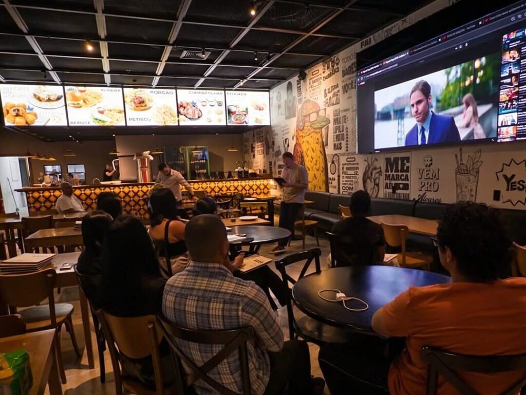 Prato de carnes grelhadas do Álvares Bar e Brasa, com acompanhamentos coloridos, em um ambiente acolhedor.