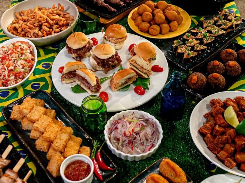 Família assistindo a jogos da Copa do Mundo em um restaurante com rodízio.