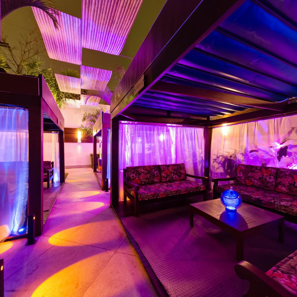Ambiente com bangalôs e áreas reservadas no Scandallo Lounge em São Paulo