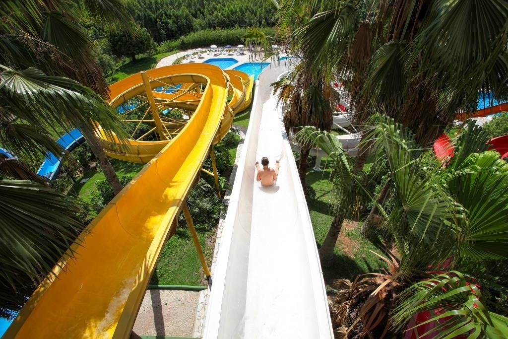 Família se divertindo nas piscinas do Thermas de São Pedro
