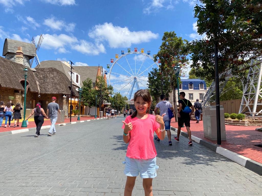 Crianças se divertindo em uma das atrações do Hopi Hari