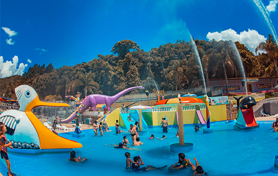 Piscina do Vale Encantado, um parque aquático em Biritiba Mirim, SP, com diversões para toda a família