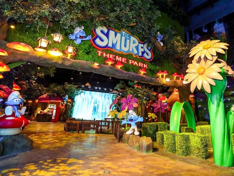 Familias ansiosas aguardando a inauguração do Vila dos Smurfs Park em São Paulo