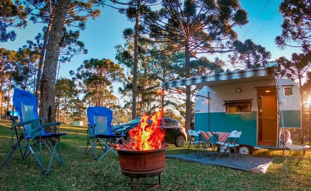 Família acampando em um campo com piscina aquecida durante o inverno.