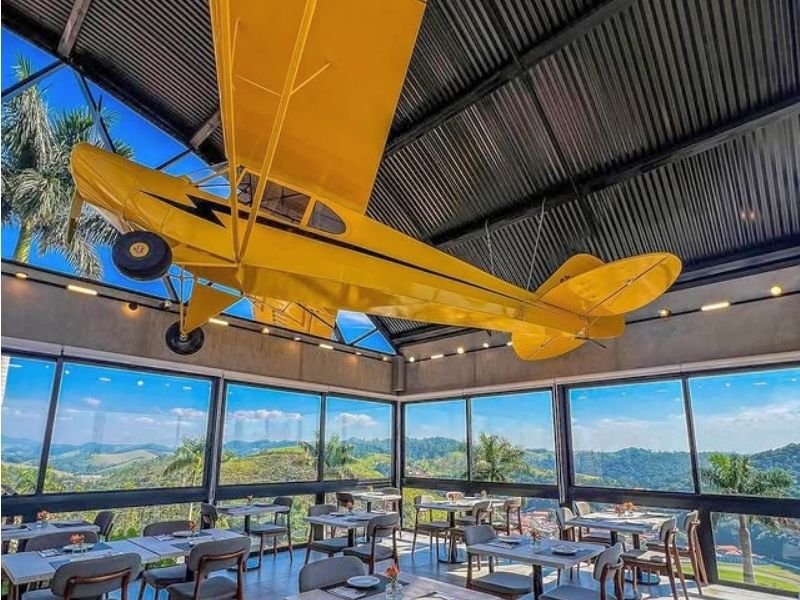 Mesa em uma fuselagem de avião no Hangar Gastronomia, com decoração temática de aviação