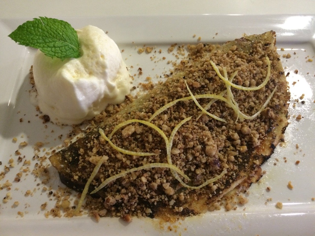 Prato elaborado no Restaurante Artes, apresentando elementos da culinária brasileira em uma composição artística.