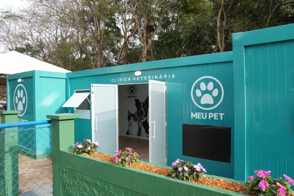 Veterinário realizando atendimento a um cão em um Pet Contêiner