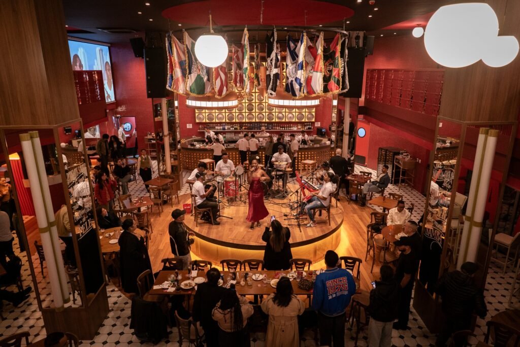 Nova unidade do Bar Brahma na Avenida Paulista com ambiente vibrante e convidados se divertindo