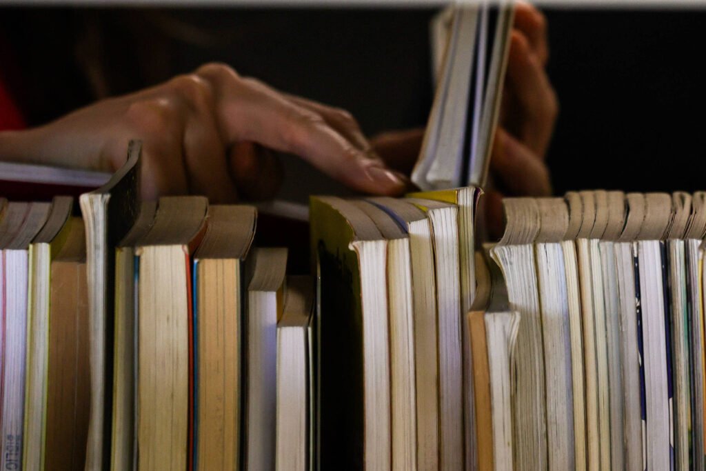 Bibliotecas de São Paulo promovendo eventos culturais para atrair público diverso.