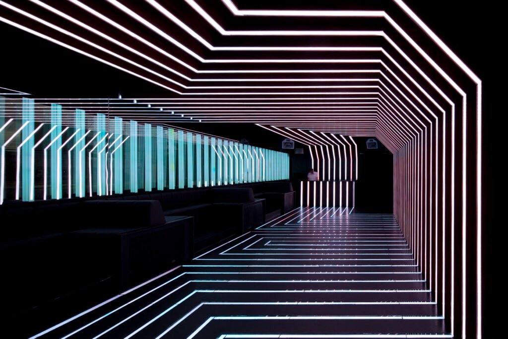 Pista principal da D-EDGE São Paulo com iluminação em LED