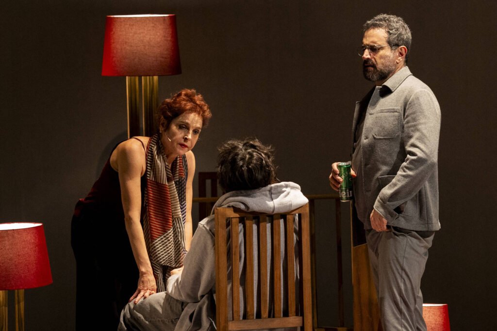 Drica Moraes em cena na peça 'Inter Alia' no Teatro Vivo em São Paulo