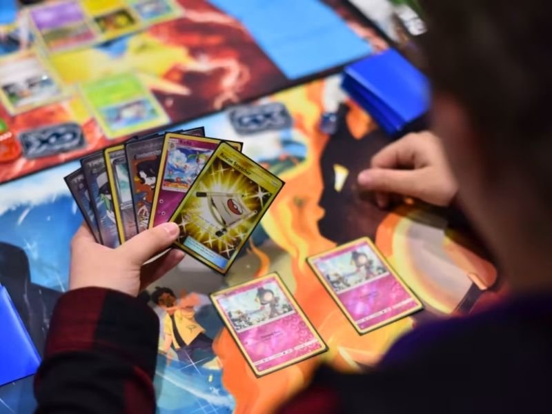 Crianças aprendendo a jogar Pokémon TCG em evento gratuito na Flow Games, São Paulo