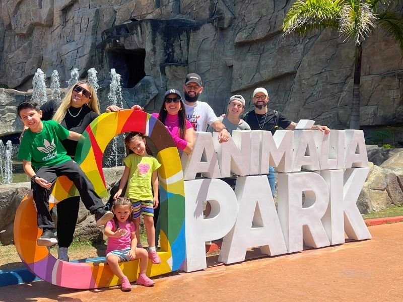 Família se divertindo em passeio no Animalia Park