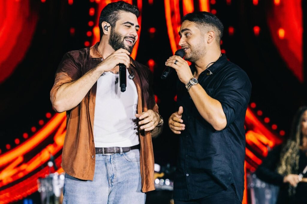 Henrique e Juliano se apresentam durante o show de Manifesto Musical em São Paulo