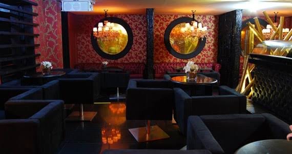 Lounge com sofás do Hot Bar Moema em São Paulo