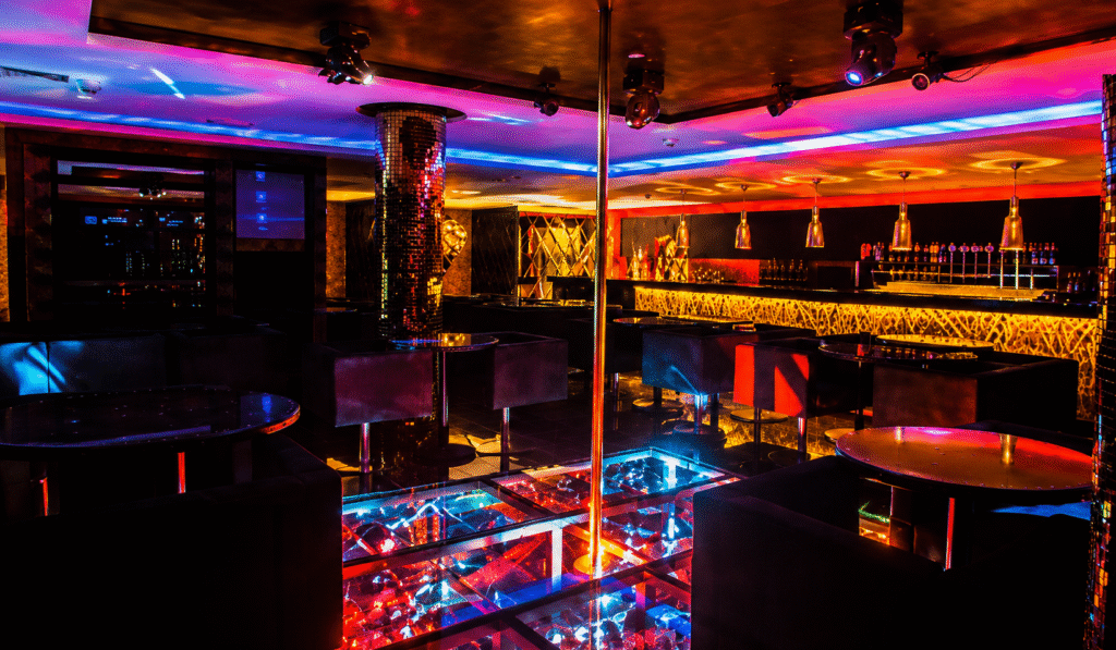 Pista de dança e bar do Hot Bar Moema em São Paulo