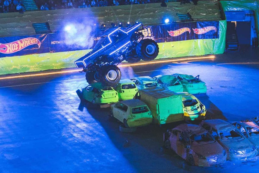 Caminhões gigantes do Hot Wheels Monster Trucks Live em ação