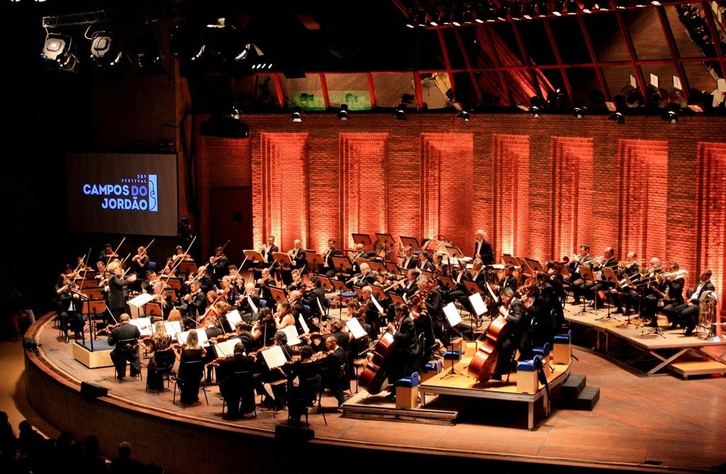 Pessoas aproveitando festivais de música e gastronomia durante o inverno em São Paulo