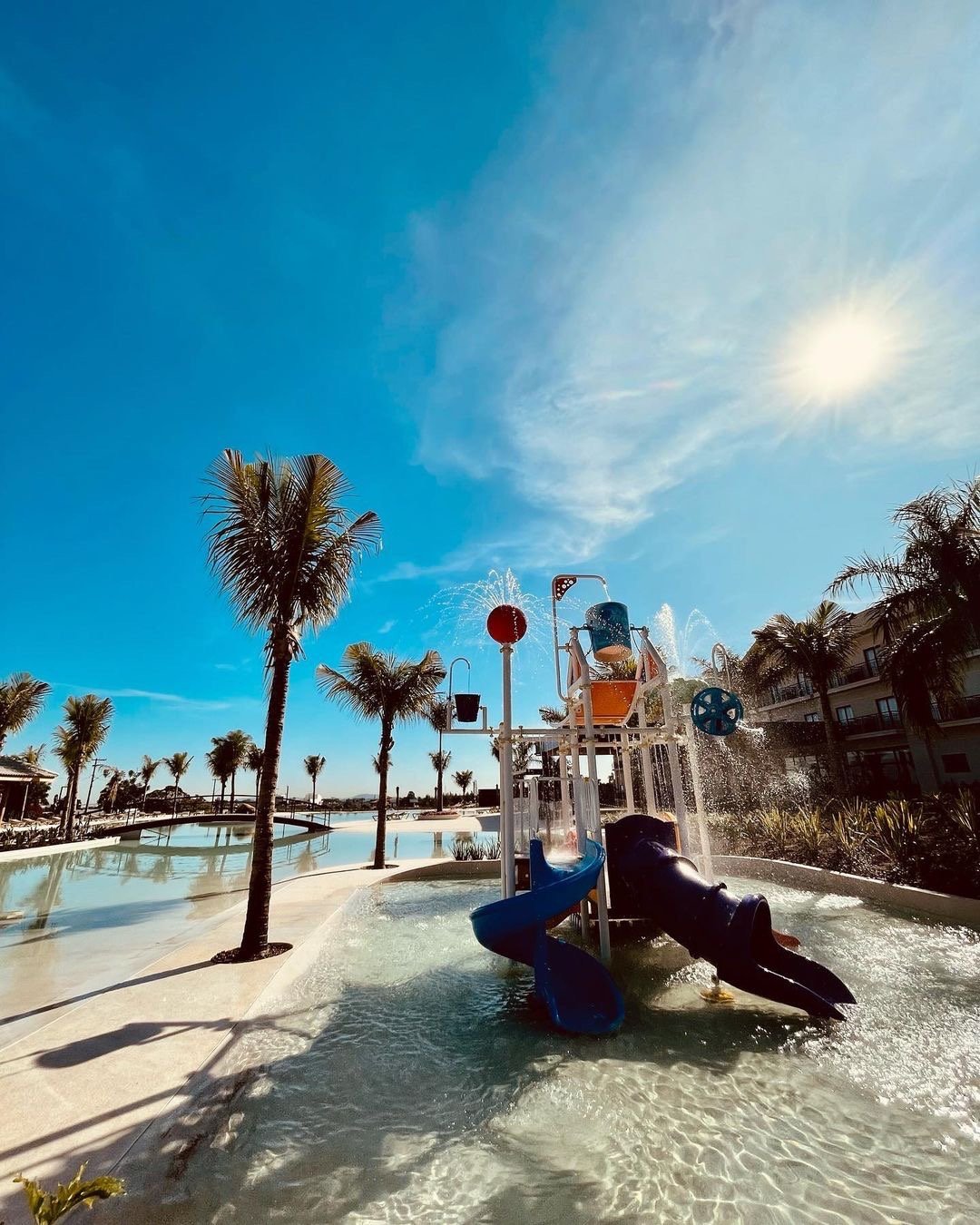 Família se divertindo no Japy Golf Resort com crianças e pets