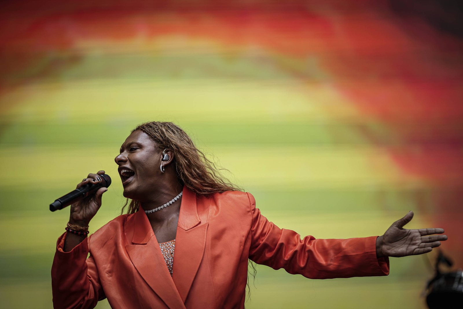 Liniker se apresentando em show ao vivo no Nubank Parque em São Paulo