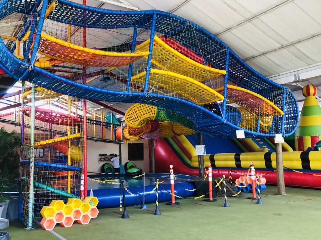Família se divertindo em restaurante com espaço kids em São Paulo