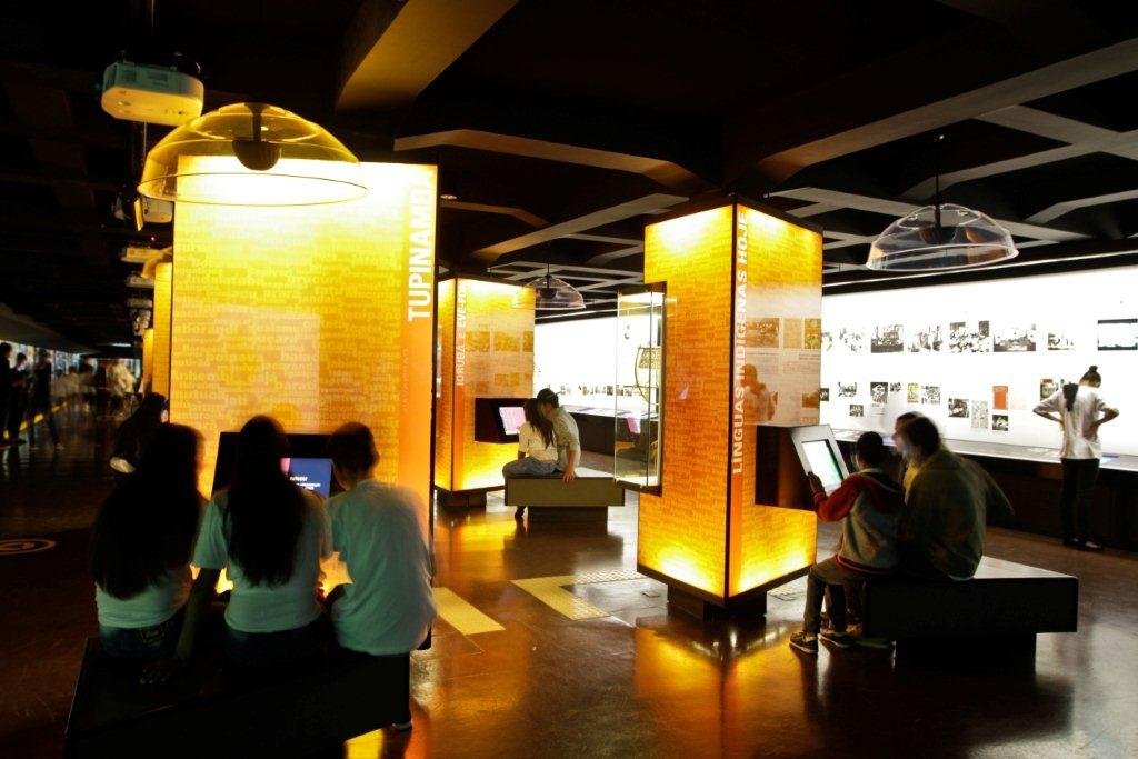 Visão panorâmica de um dos museus em São Paulo, destacando sua arquitetura e as pessoas visitando