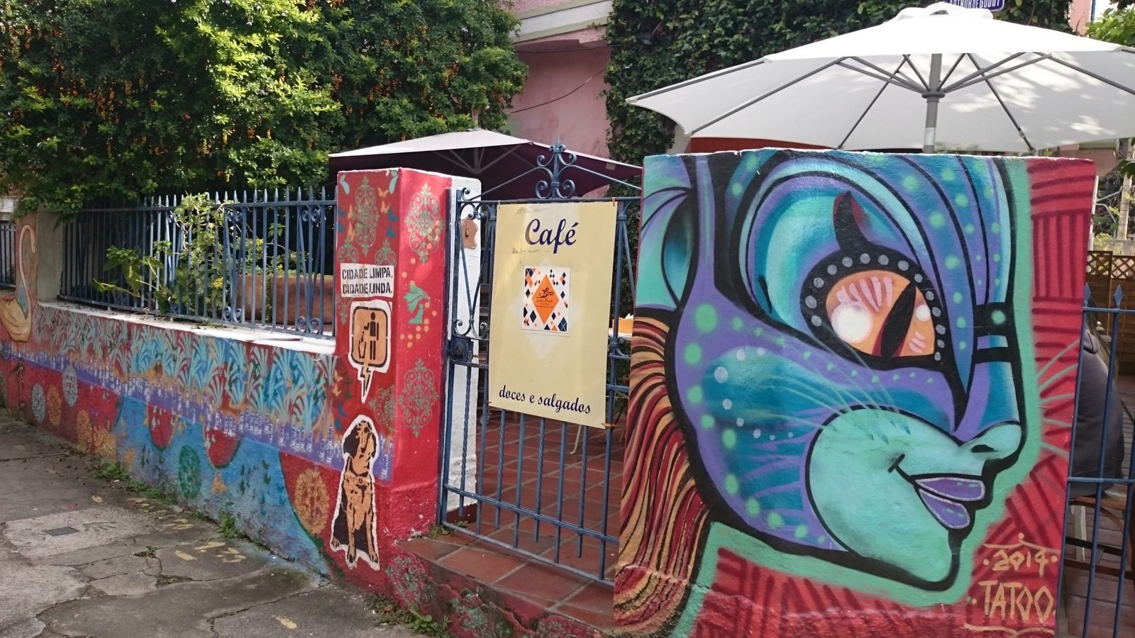Café Quinto Pecado com mesas ao ar livre na Vila Mariana, São Paulo