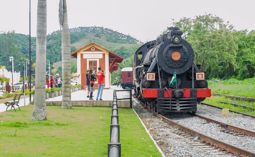 Famílias se divertindo durante o passeio de Maria-Fumaça em Guararema