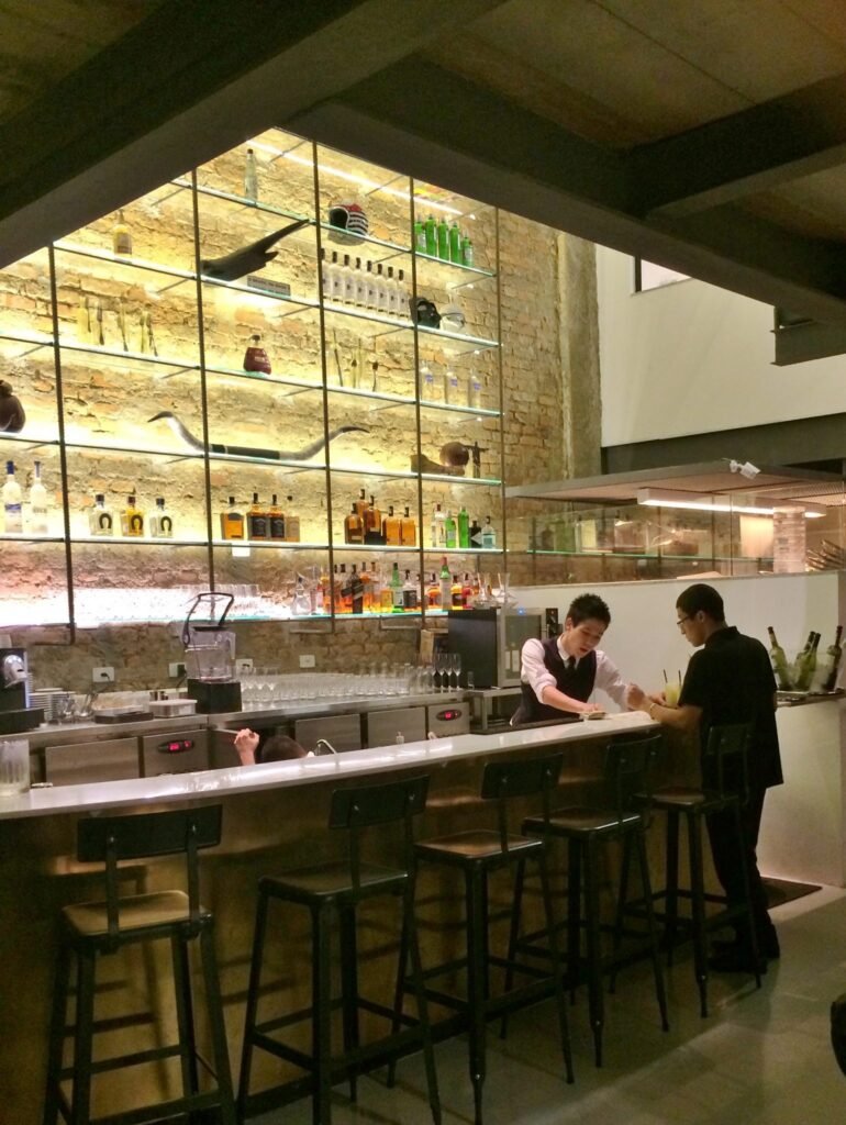 Fachada do Restaurante Jamile no Bixiga, São Paulo, com detalhes da arquitetura que mistura o antigo e o moderno.