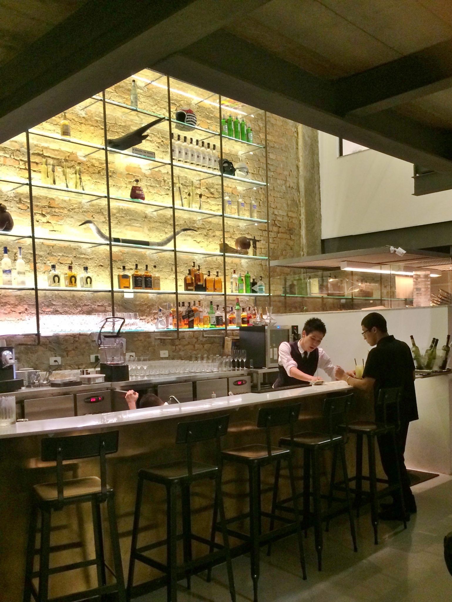 Fachada do Restaurante Jamile no Bixiga, São Paulo, com detalhes da arquitetura que mistura o antigo e o moderno.