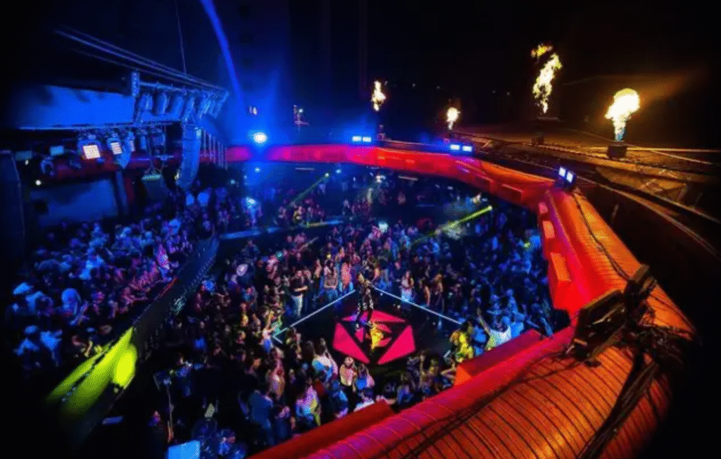 Pista de dança da Vila JK São Paulo durante show ao vivo