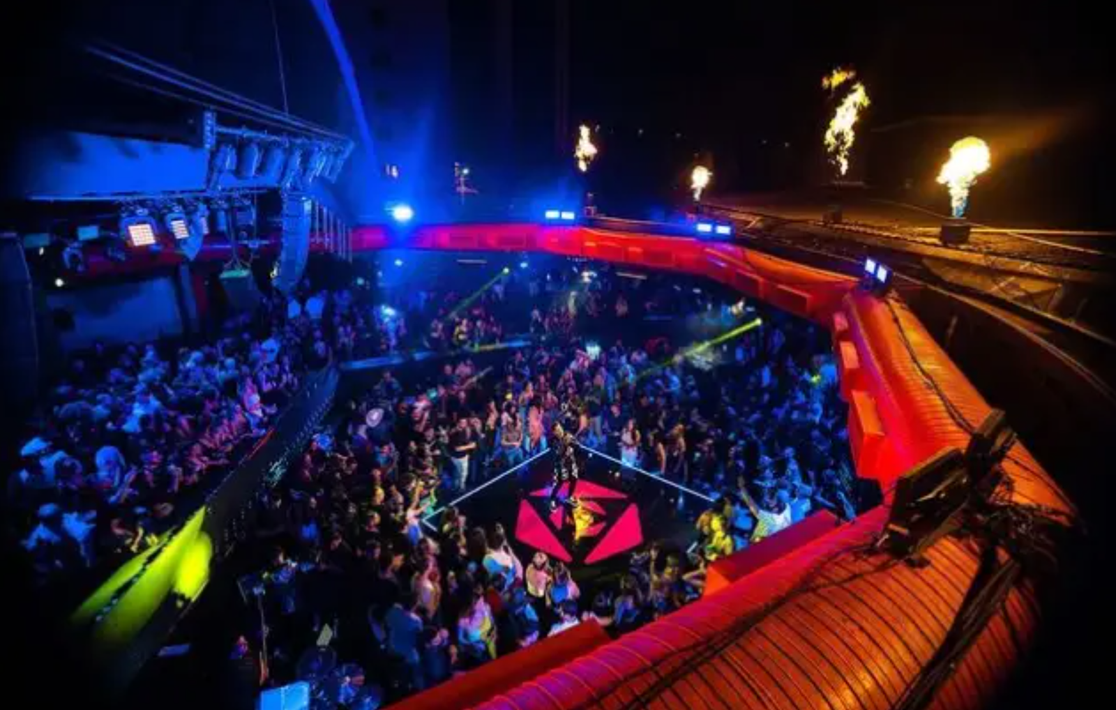 Pista de dança da Vila JK São Paulo durante show ao vivo
