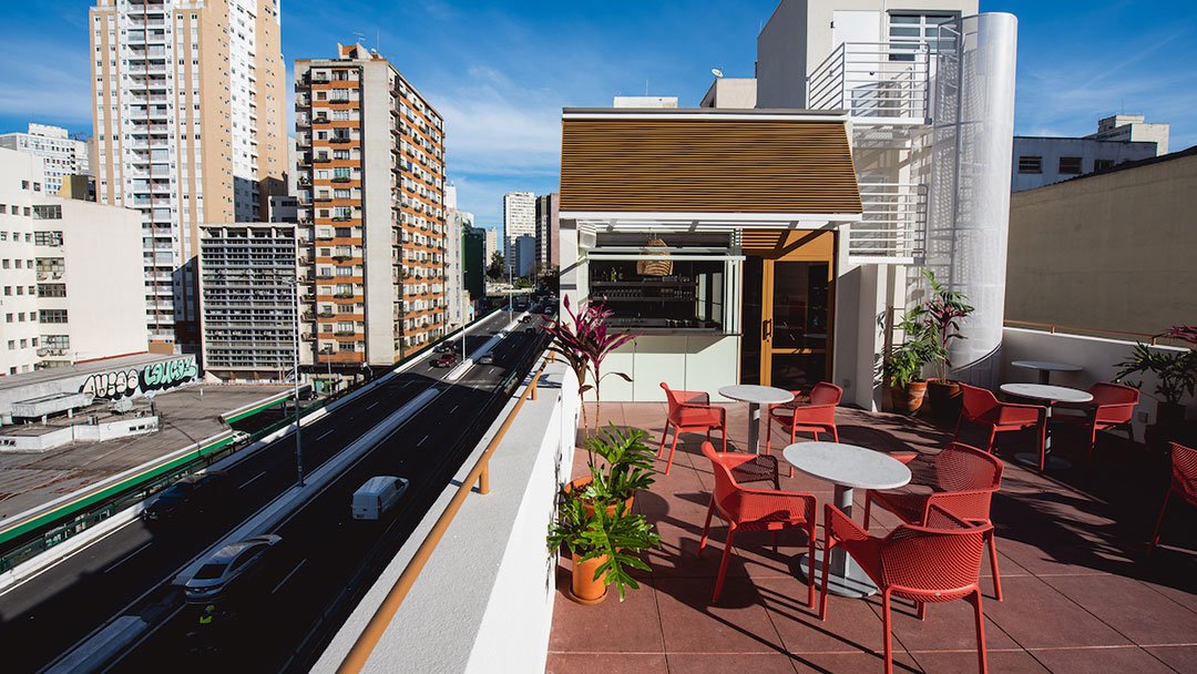 Vista deslumbrante de um rooftop em São Paulo durante o verão