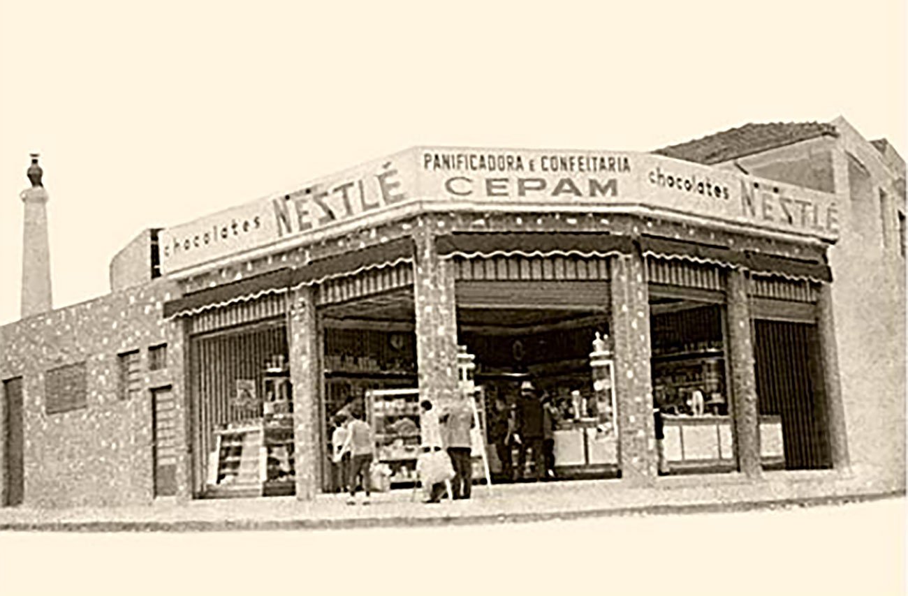 Vitrine colorida da confeitaria da Cepam com pães e doces artísticos