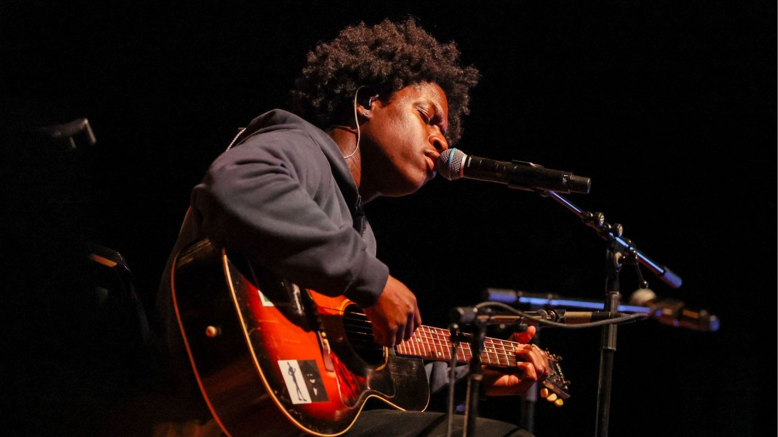 Daniel Caesar se apresentando no Suhai Music Hall em São Paulo durante a turnê Son of Spergy