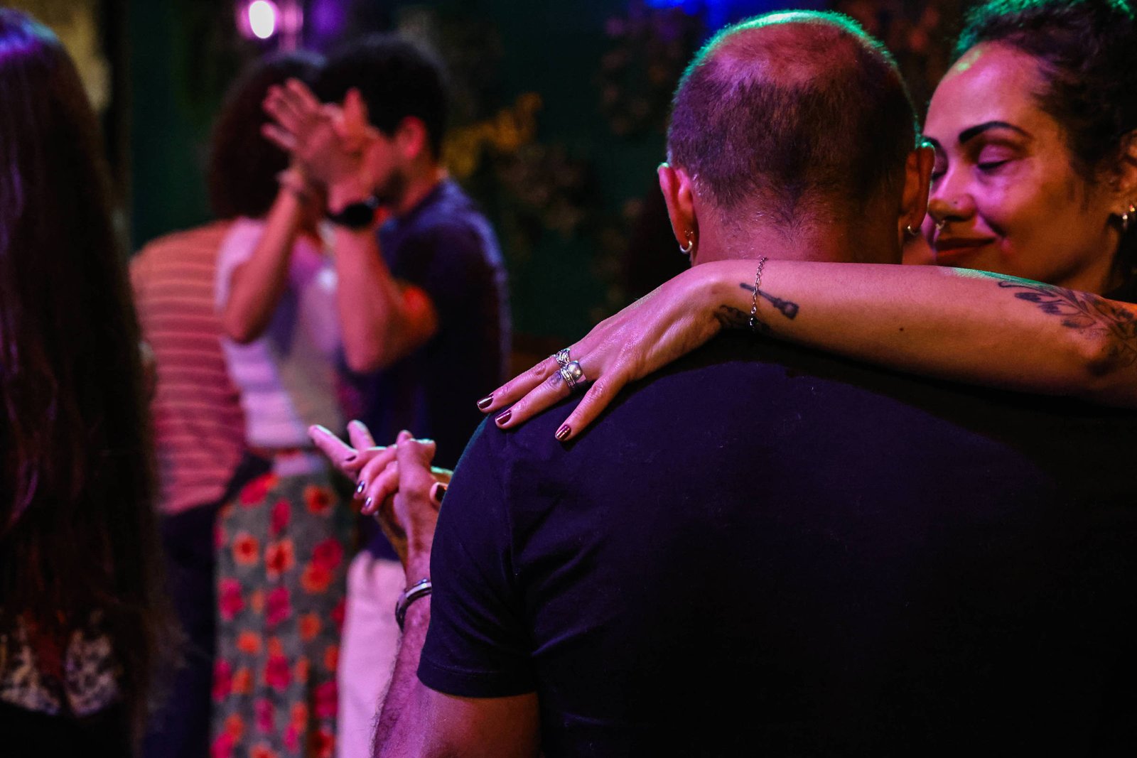 Casal dançando forró em um ambiente de festa em São Paulo