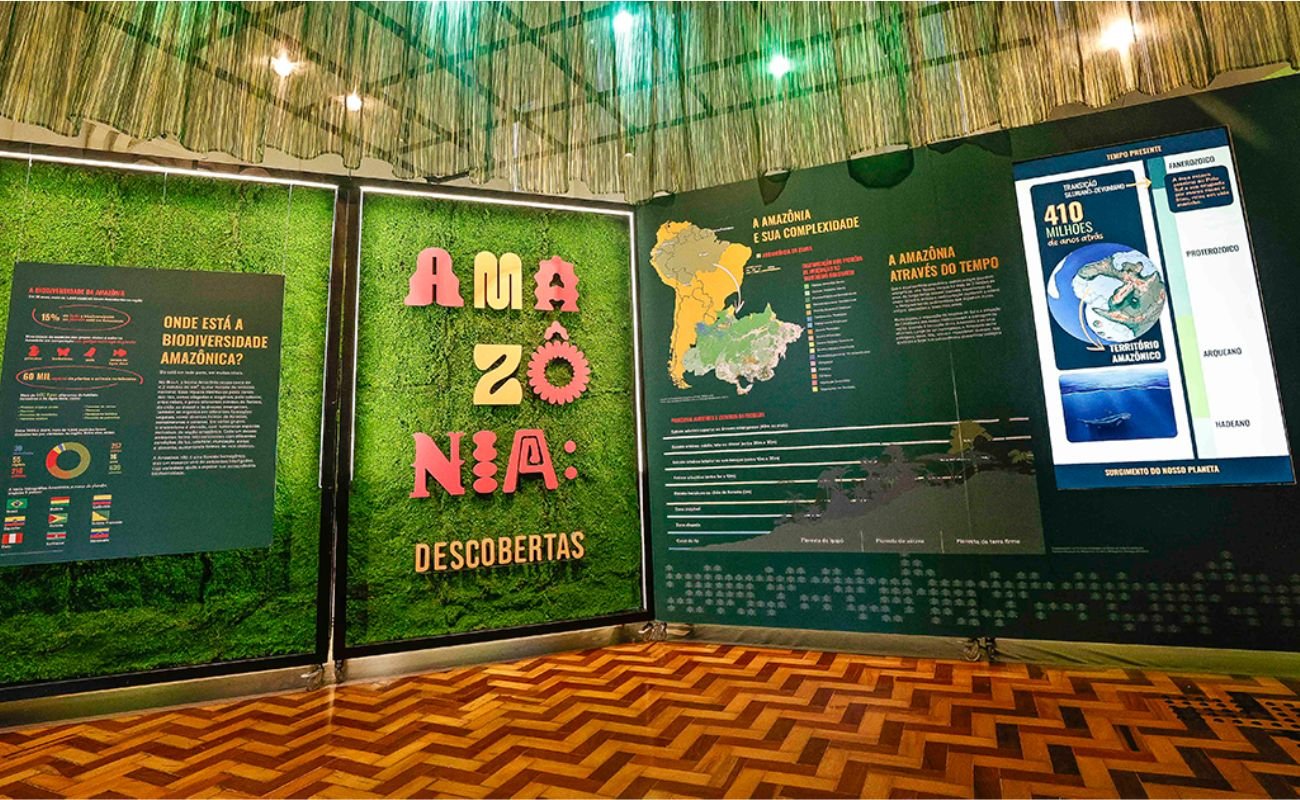Crianças explorando a exposição interativa sobre a Amazônia no Museu de Zoologia da USP