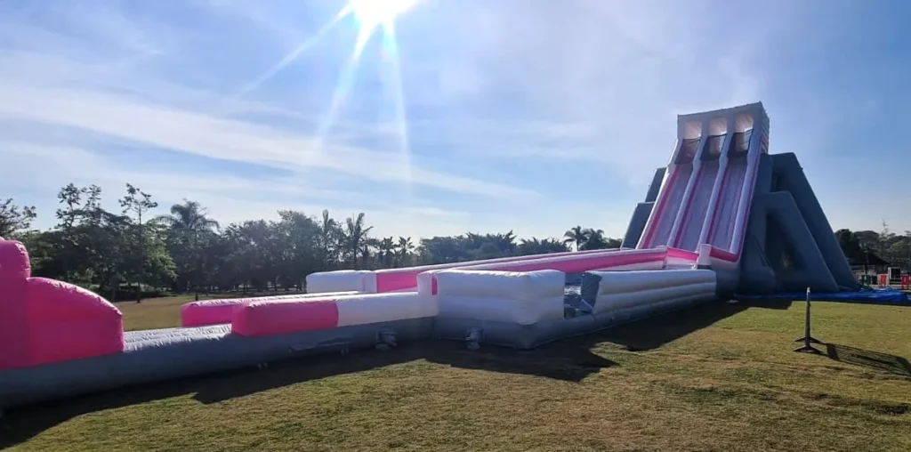 Família se divertindo em atividades ao ar livre no Parque Villa-Lobos