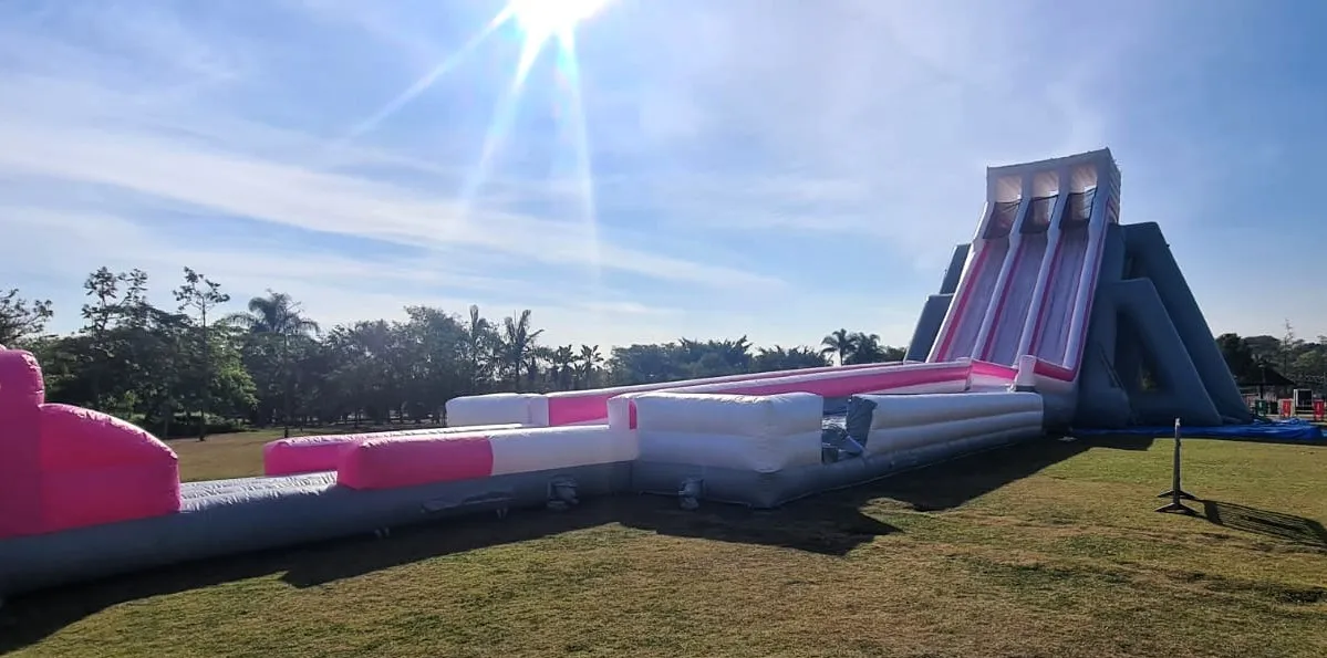 Família se divertindo em atividades ao ar livre no Parque Villa-Lobos